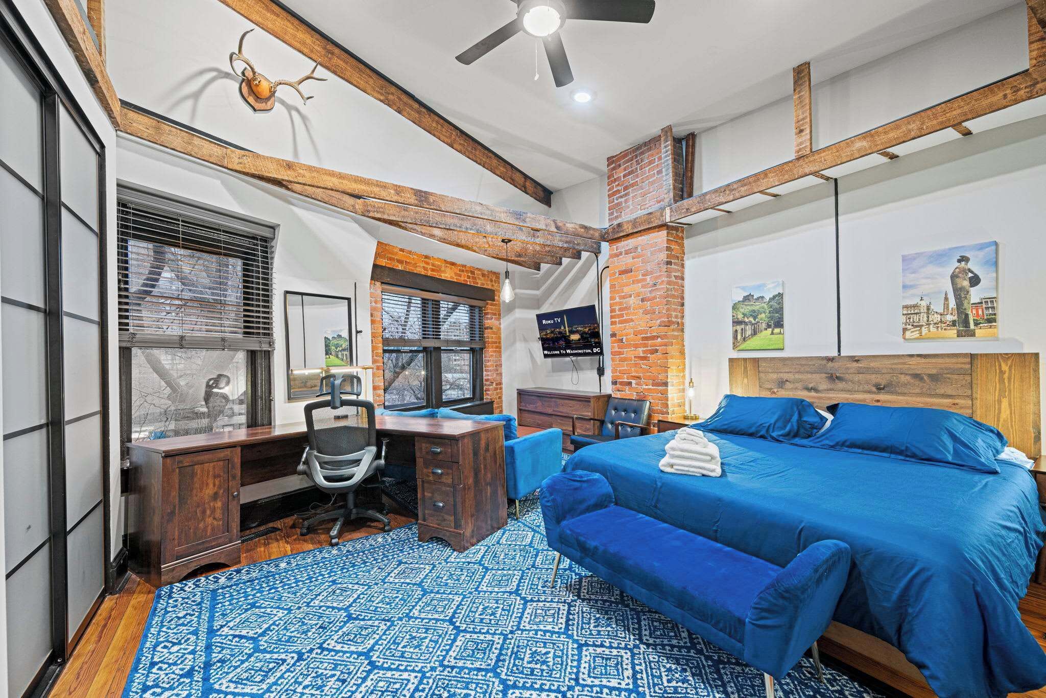 4 soverom, skrivebord, strykejern/-brett og reiseseng for barn