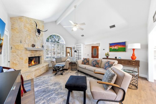 5★ Texas Hill Country Retreat – 1400 sq ft, Walk to Shops + Private Patio