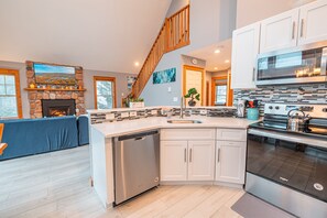 冷蔵庫、電子レンジ、オーブン、コンロ