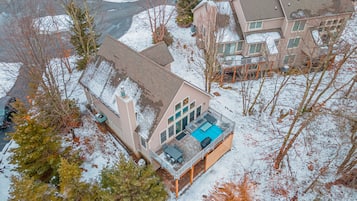 Un immeuble résidentiel doté d’un patio couvert, d’un garage et d’une allée.