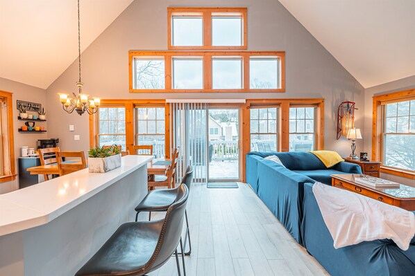 スマートテレビ、暖炉、テーブルサッカー台、書庫