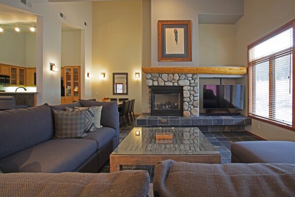 Smart TV, fireplace, DVD player, books - A CUT ABOVE -A Cut Above - 4 bedroom Snowcreek Townhome Sleeps 10 (Mammoth Lakes)
