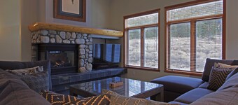 A CUT ABOVE -A Cut Above - 4 bedroom Snowcreek Townhome Sleeps 10