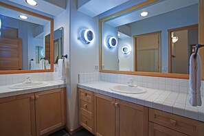 Combined shower/bathtub, jetted bath, towels, toilet paper