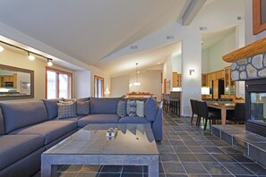 Smart TV, chimenea, reproductor de DVD y libros 