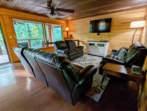 Smart-TV, Kamin, Stereoanlage