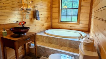 Baignoire, sĂšche-cheveux, serviettes fournies, savon