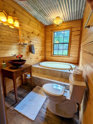 Badewanne, Haartrockner, Handtücher, Seife