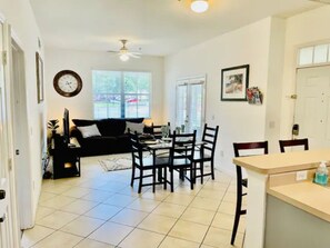 TV - Venetian Village townhouse - close to Parks/Airport (Kissimmee)