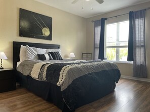 4 bedrooms, travel cot, WiFi, bed sheets - Venetian Village townhouse - close to Parks/Airport (Kissimmee)