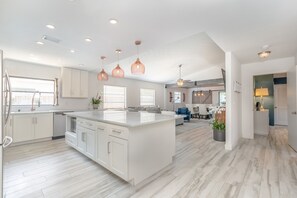 Interior - Put your toes in the sand in Naples, Florida-5 min from Famous Vanderbilt Beach! (Naples)