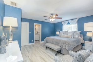 4 bedrooms, desk, iron/ironing board, free WiFi