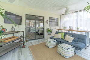 Smart TV - Put your toes in the sand in Naples, Florida-5 min from Famous Vanderbilt Beach! (Naples)