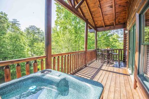Outdoor dining - Location! Easy 1.7 mile to Aquarium, Restaurants, Entertainment, Shopping, Park (Gatlinburg)