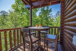 Outdoor dining - Location! Easy 1.7 mile to Aquarium, Restaurants, Entertainment, Shopping, Park (Gatlinburg)
