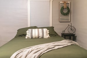 3 habitaciones, escritorio y tabla de planchar con plancha 