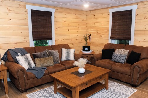 Sweetwater Farm with firepit and hiking trails!