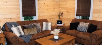 Sweetwater Farm with firepit and hiking trails!