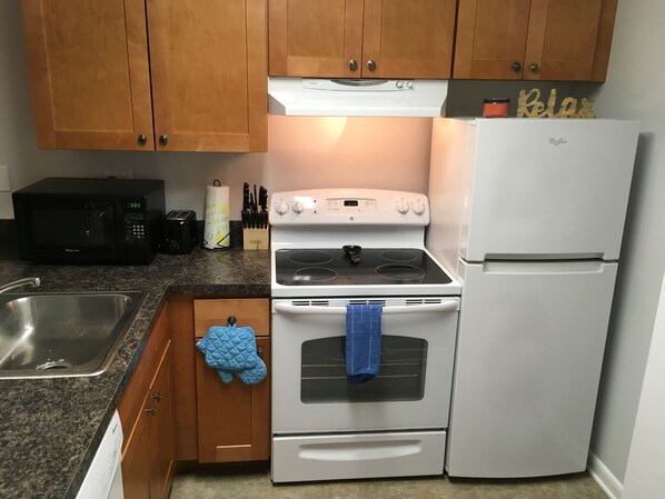 Refrigerador, microondas, horno y parrilla de estufa 