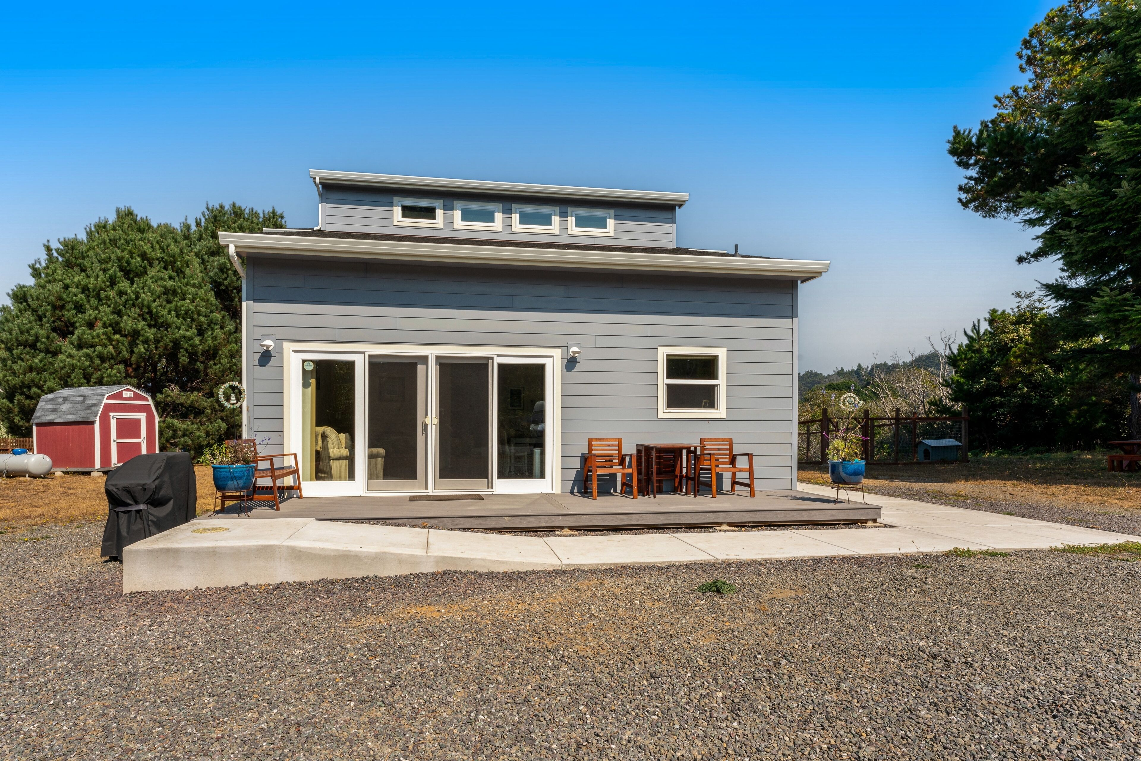 Newly built home near beach with deck, large yard, WiFi, & ping-pong - dogs OK