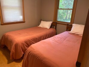 3 bedrooms, WiFi, bed sheets - Lakefront Cottage on Lake Winnebago-18 minutes from the EAA grounds (Oshkosh)