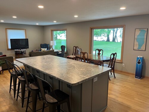 Lakefront Cottage on Lake Winnebago-18 minutes from the EAA grounds