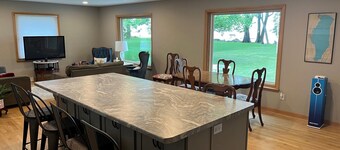 Lakefront Cottage on Lake Winnebago-18 minutes from the EAA grounds