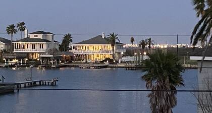 Bay views Cottage w/private suite, 4 min from beach and Moody Gardens