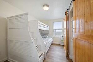 3 bedrooms, travel cot, free WiFi, bed sheets
