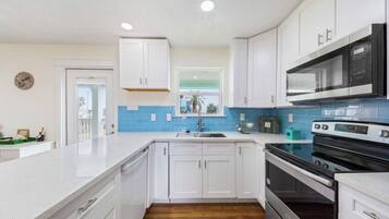 Coffee/tea maker, fridge, microwave, oven