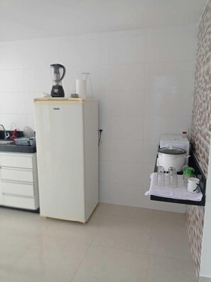 Fridge, microwave, oven, rice cooker - Apartamento moderno em Domingos Martins (Domingos Martins)