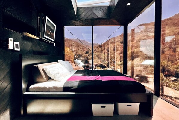 1 bedroom, desk, WiFi, bed sheets