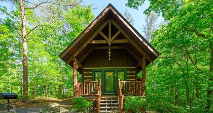 Cozy 2BR cabin in Wears Valley - your perfect mountain retreat with Hot tub!