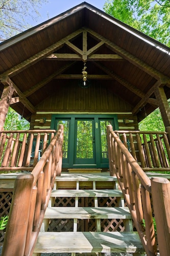 Cozy 2BR cabin in Wears Valley - your perfect mountain retreat with Hot tub!