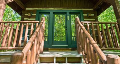 Cozy 2BR cabin in Wears Valley - your perfect mountain retreat with Hot tub!