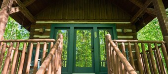 Cozy 2BR cabin in Wears Valley - your perfect mountain retreat with Hot tub!