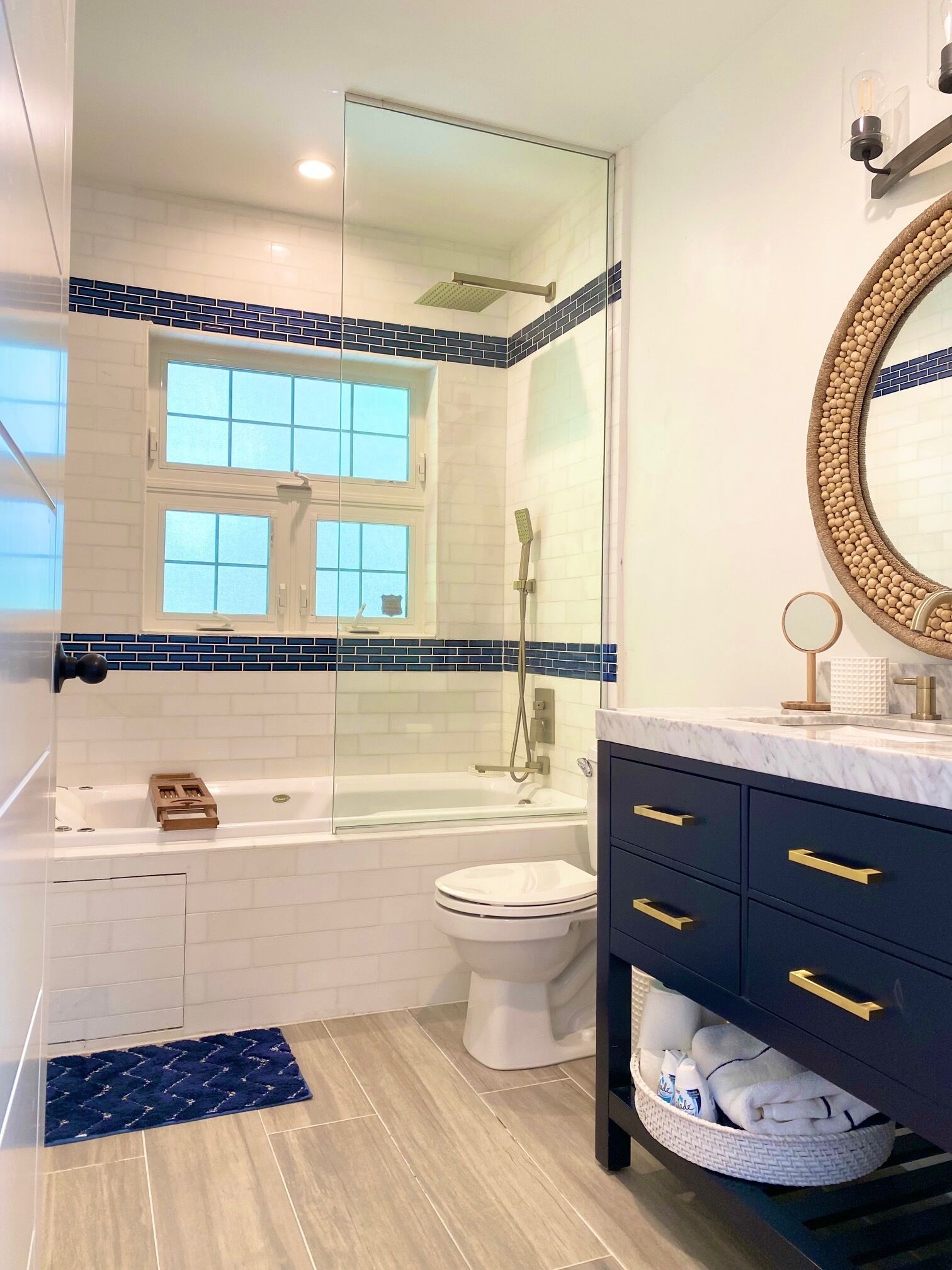 Combined shower/tub, jetted tub, hair dryer, towels