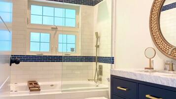 Combined shower/tub, jetted tub, hair dryer, towels