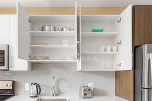 Een koelkast, een microgolfoven, een oven, een vaatwasser