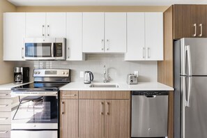 Réfrigérateur, micro-ondes, four, lave-vaisselle