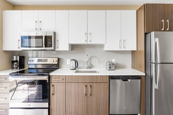 Een koelkast, een microgolfoven, een oven, een vaatwasser