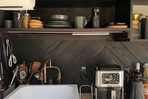 Réfrigérateur, four, plaque de cuisson, cafetiÚre/bouilloire