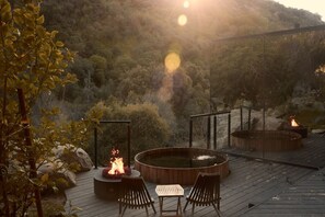 Outdoor spa tub - Paradise Ranch Inn- Awake House Hot Tub,Sauna. (Three Rivers)