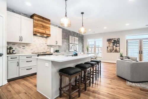 Spacious Downtown Retreat: Private Deck & Balcony