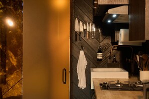 Fridge, oven, stovetop, coffee/tea maker