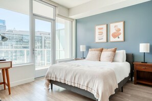 Tabla de planchar con plancha, wifi y ropa de cama