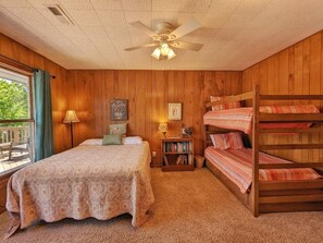 3 bedrooms, iron/ironing board, Internet, bed sheets