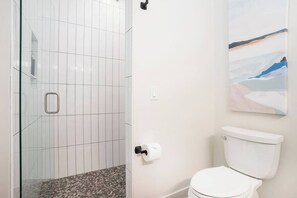 Suihku, hiustenkuivaaja, pyyhkeet