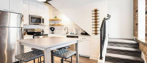 Køleskab, mikrobølgeovn, ovn, kogeplade