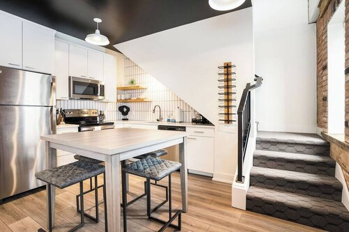 Stylish Downtown Loft with Balcony